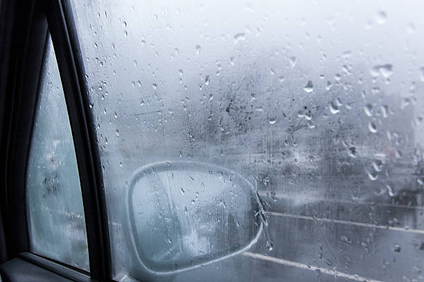 vista di un'auto specchietto laterale con umidità - drop window water fog foto e immagini stock