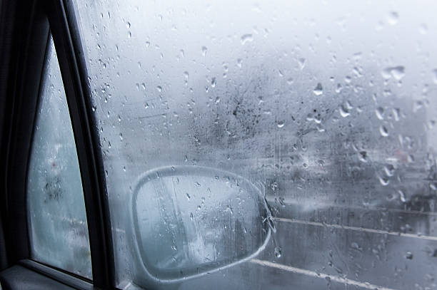 widok na lusterko boczne samochodu z kondensacji - condensation steam window glass zdjęcia i obrazy z banku zdjęć