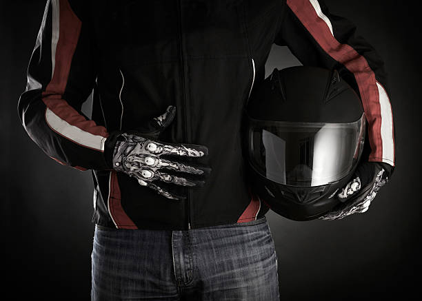 motociclista com capacete em suas mãos.  fundo escuro - helmet motorized sport biker crash helmet - fotografias e filmes do acervo