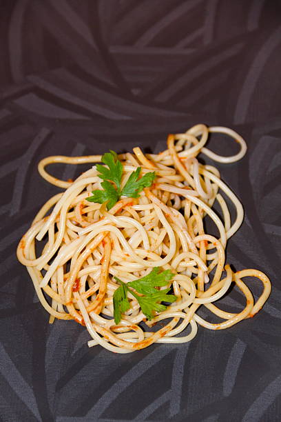 świeże gotowane spaghetti z pietruszka - teigwaren zdjęcia i obrazy z banku zdjęć