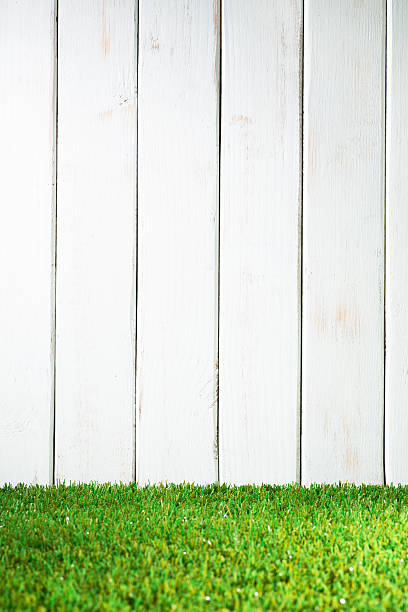 erba verde e bianco steccato - picket fence grass gardens nature foto e immagini stock