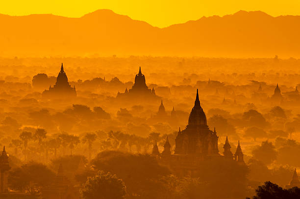 древних храмов баган (pagan) на рассвете, mandalay, myanmar - burmese culture myanmar pagoda dusk стоковые фото и изображения