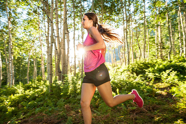 fille course de remise en forme à aspen grove au coucher du soleil - beautiful caucasian teenager running photos et images de collection