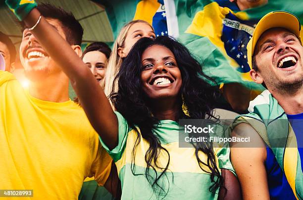 Photo libre de droit de Les Fans De Brésil Au Stade banque d'images et plus d'images libres de droit de Championnat mondial de football - Championnat mondial de football, Fan, Brésil