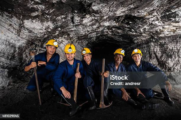 Éxito Miners Subterráneo Foto de stock y más banco de imágenes de Minero - Minero, Accesorio de cabeza, Adulto