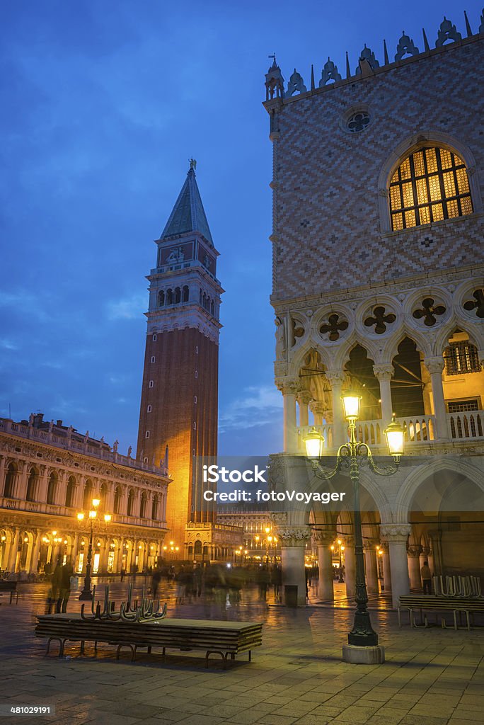 Venecia St Marks Square Campanile Palacio Ducal iluminado lamplight Italia - Foto de stock de Aire libre libre de derechos