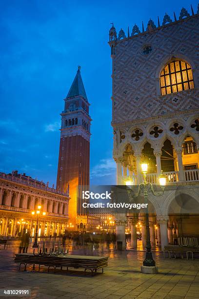 Veneza St Marks Square Campinile Palácio Dos Doges Iluminado Lamplight Itália - Fotografias de stock e mais imagens de Anoitecer