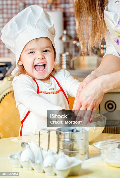 Веселый Маленькие Cook — стоковые фотографии и другие картинки Дошкольник - Дошкольник, Яйцо, 2-3 года