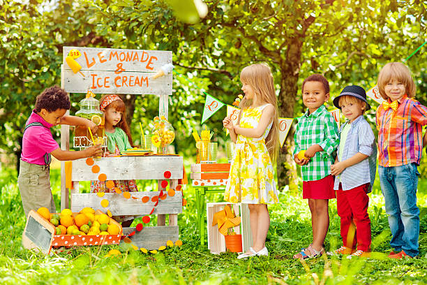 bancarella della limonata e bambini - lemonade stand lemonade waiting in line child foto e immagini stock