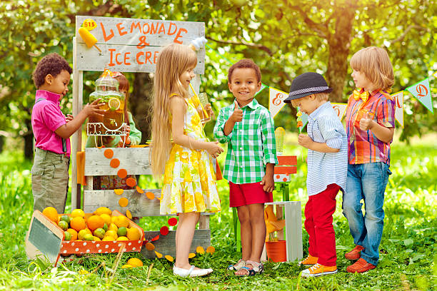 bancarella della limonata e bambini - lemonade stand lemonade waiting in line child foto e immagini stock