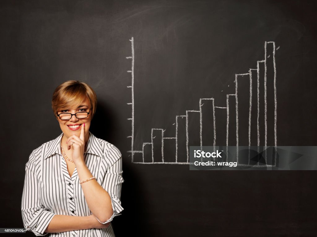 Heureux femmes avec un Bar tableau sur le tableau - Photo de Adulte libre de droits