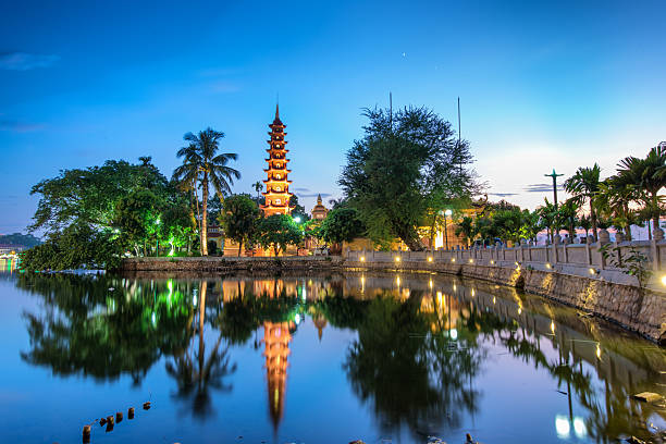 Tran Quoc Pagoda The Trấn Quốc Pagoda in Hanoi is the oldest pagoda in the city, originally constructed in the sixth century during the reign of Emperor Lý Nam Đế (from 544 until 548), thus giving it an age of more than 1,450 years. hanoi stock pictures, royalty-free photos & images