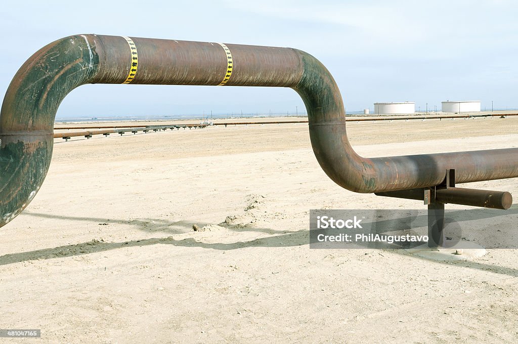 Le tubature e i contenitori di olio in California campo - Foto stock royalty-free di Attrezzatura
