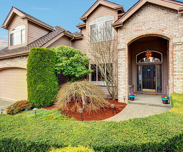 istock Luxurious northwest home with greenery and a nice driveway. 481049108