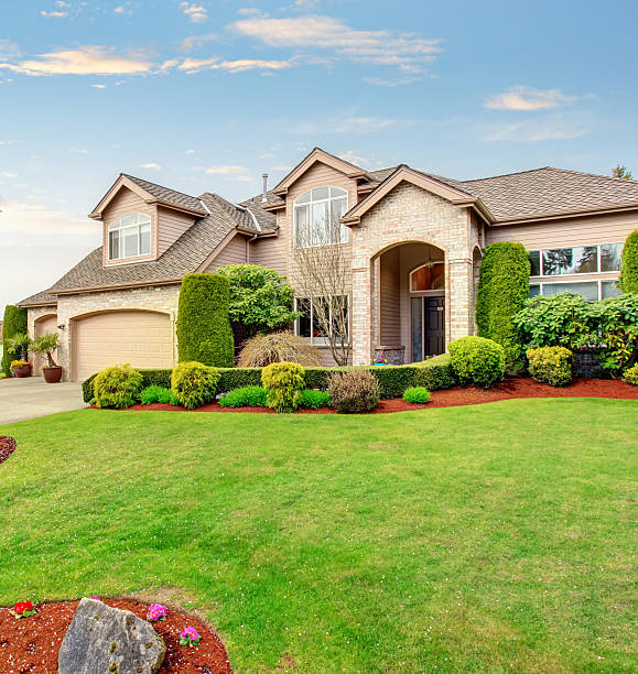 istock Luxurious northwest home with greenery and a nice driveway. 481049110