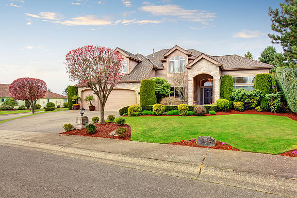 istock Luxurious northwest home with greenery and a nice driveway. 481049112