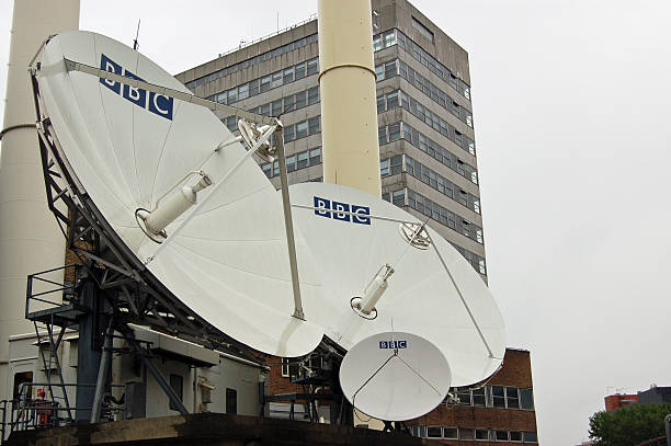 bbc satellite plats de l'ouest de londres - bbc photos et images de collection