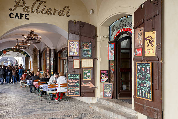 prag geschäfte und restaurants im historischen stadtzentrum little quarter - prague little quarter stock-fotos und bilder