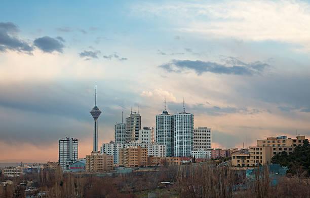 milad tower tra l'alto edificio skyline di teheran - teheran foto e immagini stock