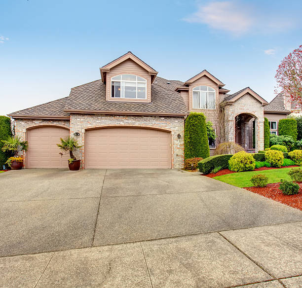 istock Luxurious northwest home with greenery and a nice driveway. 481054880