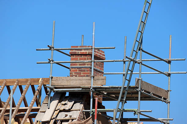 画像の周辺に足場煙突とむき出しの屋根、天井のタイルを交換 - restoring scaffolding built structure home improvement ストックフォトと画像