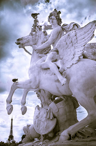 istock Paris - Statue of Pegasus and Eiffel Tower 481058440