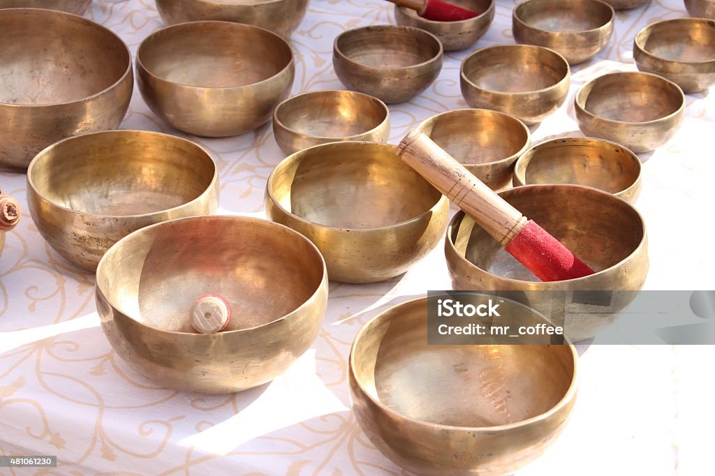 Singing bowls Singing bowls (also known as Himalayan Bowls, Sound Bowls, Tibetan Singing Bowls, Rin gongs and Suzu Gongs) which are used worldwide for personal well-being, music, relaxation, and meditation. Rin Gong Stock Photo