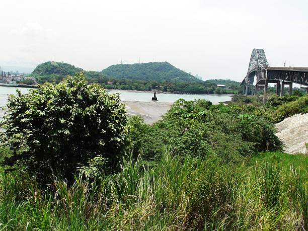 vista di ponte delle americhe a panama america centrale - panama canal panama bridge of the americas bridge foto e immagini stock