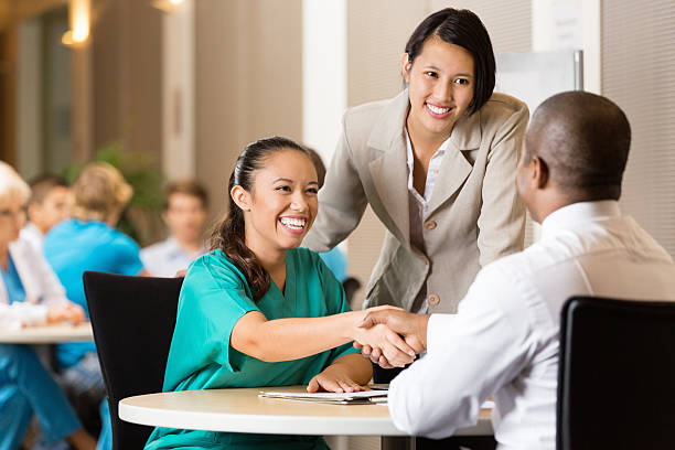 hospital funcionário e enfermeira em entrevista de trabalho - job search hire me occupation imagens e fotografias de stock