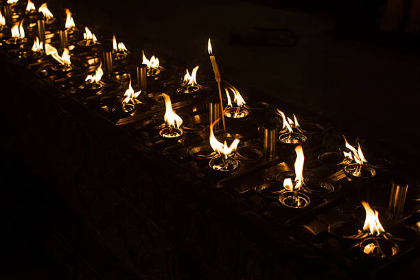 rituale candele - shwedagon pagoda immagine foto e immagini stock