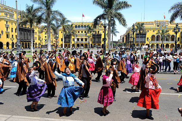 インドの伝統的なペルーのドレス - cultural center ストックフォトと画像