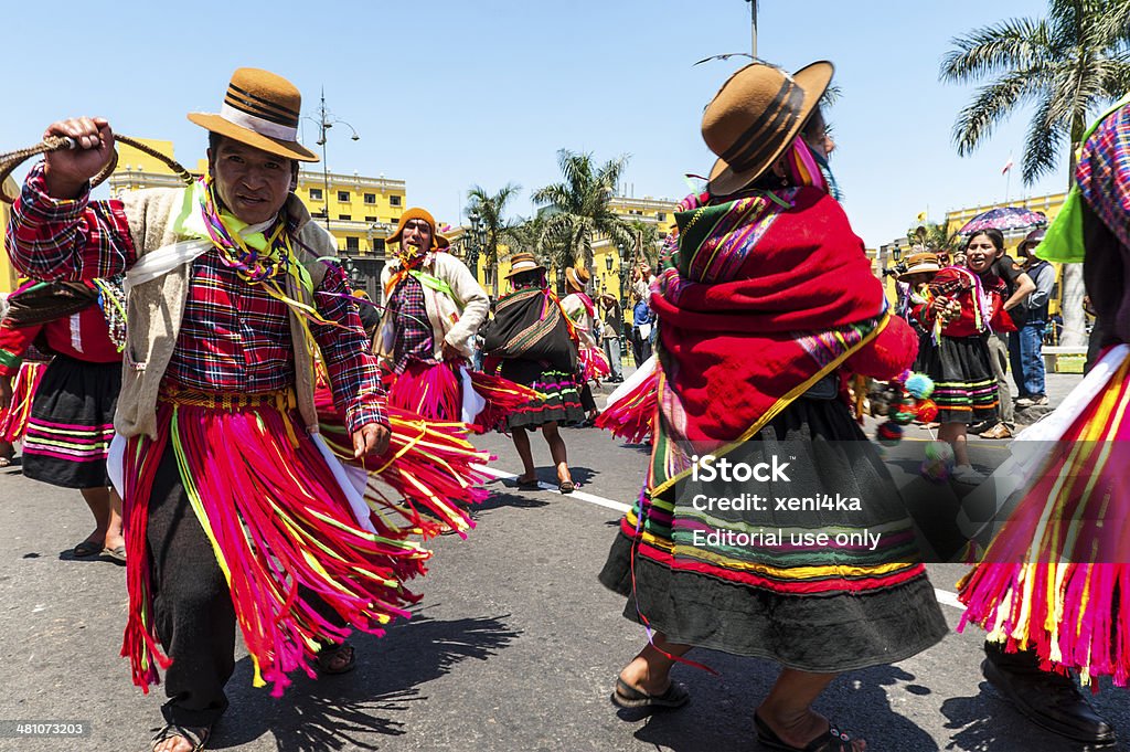 Indios Tradicionales Peruanos En Vestidos Lima Perú Foto de stock y más  banco de imágenes de Lima - Perú - iStock