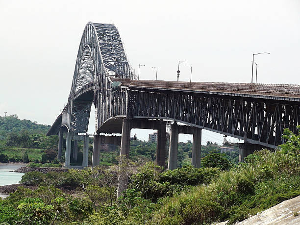 famoso ponte delle americhe, panamá, nell'america centrale, - panama canal panama bridge of the americas bridge foto e immagini stock