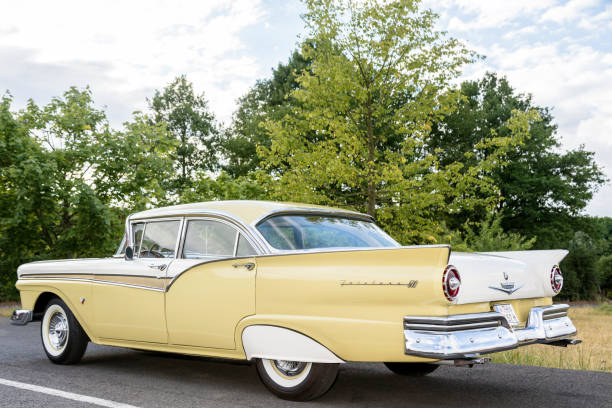 amerikanische oldtimer, 1957 ford fairlane 500 - 1957 stock-fotos und bilder