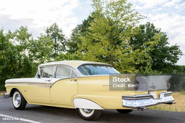 Amerikanische Oldtimer 1957 Ford Fairlane 500 Stockfoto und mehr Bilder von Ford Fairlane - Ford Fairlane, 1957, Gelb