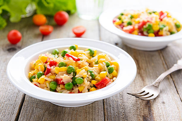 arroz con verduras - eating utensil green pea vegetarian food organic fotografías e imágenes de stock