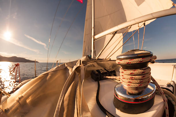 tester mit seil auf segelboot - sailing cable winch yacht sport stock-fotos und bilder