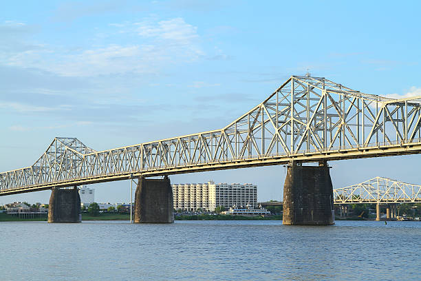 second street bridge におよぶインディアナ、ケンタッキー - louisville kentucky kentucky skyline waterfront ストックフォトと画像