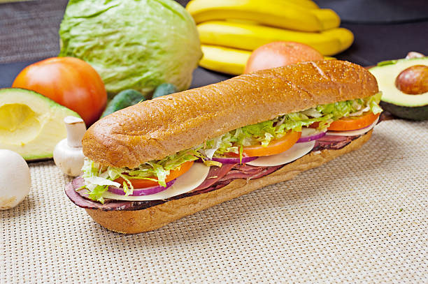 sandwich au rôti de bœuf - sandwich delicatessen beef roast beef photos et images de collection