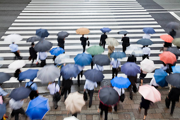 trabalhadores de chuva - umbrella parasol rain rush hour imagens e fotografias de stock