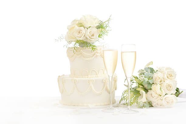 taças de champanhe e bolo de casamento no fundo branco horizontal - wedding cake wedding reception bouquet wedding - fotografias e filmes do acervo