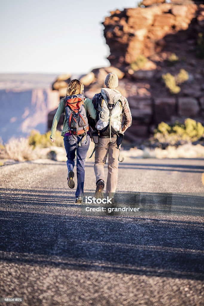 モアブのハイキングのカップル - アクティブライフスタイルのロイヤリティフリーストックフォト
