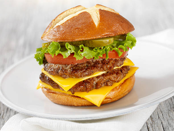 cheeseburger con doppia - cheese portion nobody two objects foto e immagini stock