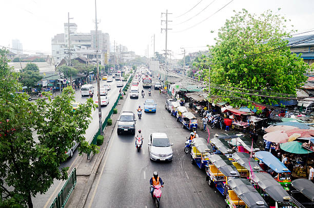 der verkehr in bangkok, thailand - khlong toei stock-fotos und bilder