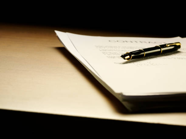 contrat et encre stylo sur le bureau - fountain pen manuscript contract efficiency photos et images de collection
