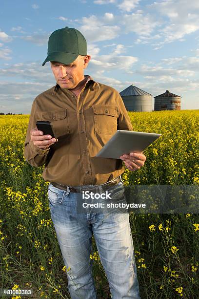 다학제 멀티태스킹 Farmer 농부에 대한 스톡 사진 및 기타 이미지 - 농부, 태블릿, 건물 외관