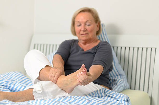 starszy kobieta z jej masaż stóp - palec u nogi człowiek zdjęcia i obrazy z banku zdjęć