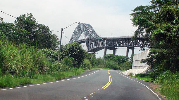 scena di ponte delle americhe in panama.central america - panama canal panama bridge of the americas bridge foto e immagini stock