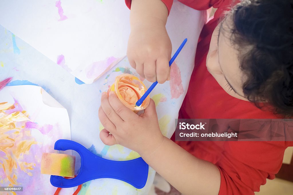 LUDZIE: Dziecko (2-3) jest bawiące się z farby. - Zbiór zdjęć royalty-free (18 do 23 miesięcy)
