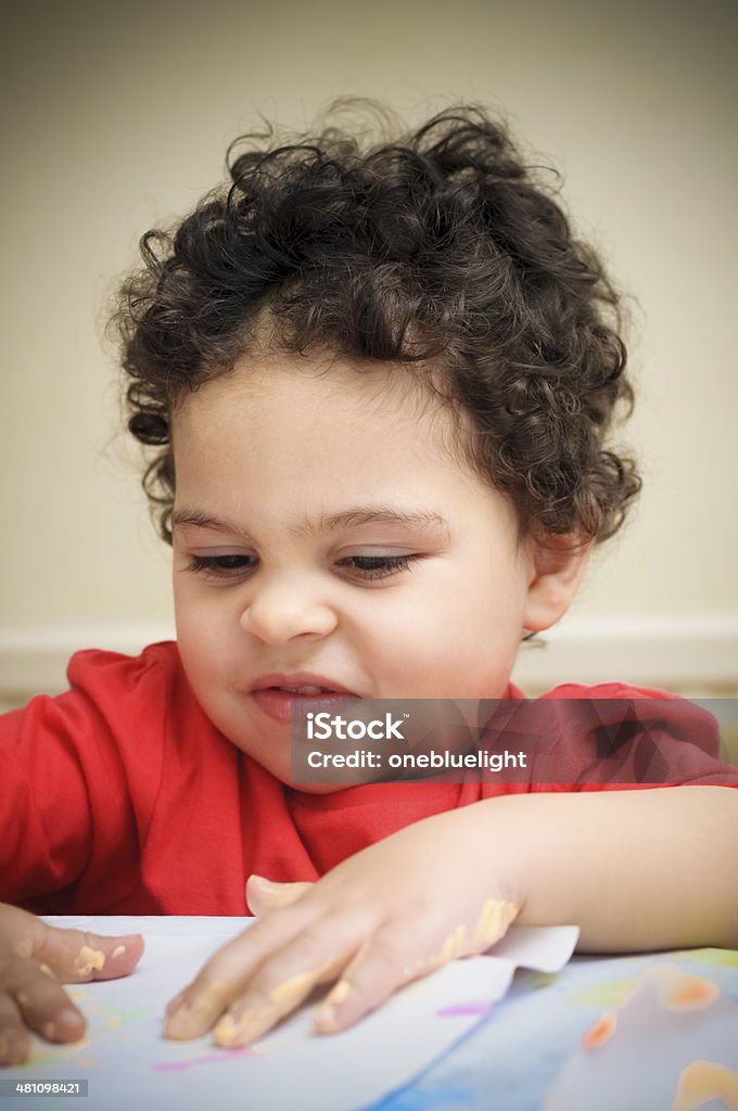 PERSONAS: Niño (de 2 a 3) se jugando con pintura. - Foto de stock de 18-23 meses libre de derechos